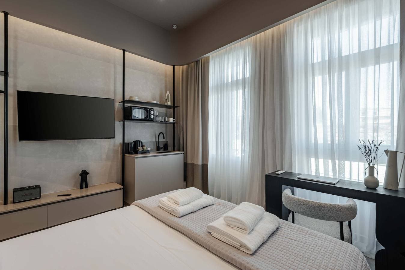 Foto 9 von 13: Amara Luxury Living With Hot Tub & City Balcony
