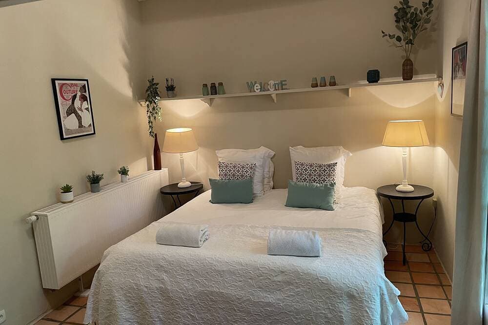 Foto 6 von 30: Ein schönes romantisches Schlafzimmer mit Mezzaninbereich, Badezimmer und privatem Garten