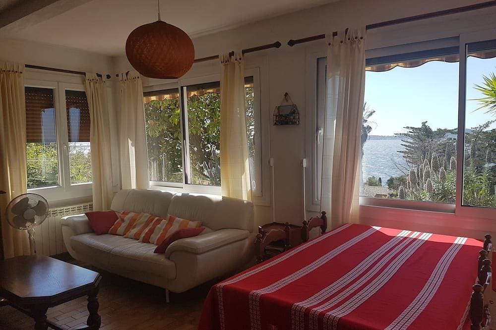 Foto 5 von 16: Erdgeschoss der Villa mit Blick auf die Spitze von Giens