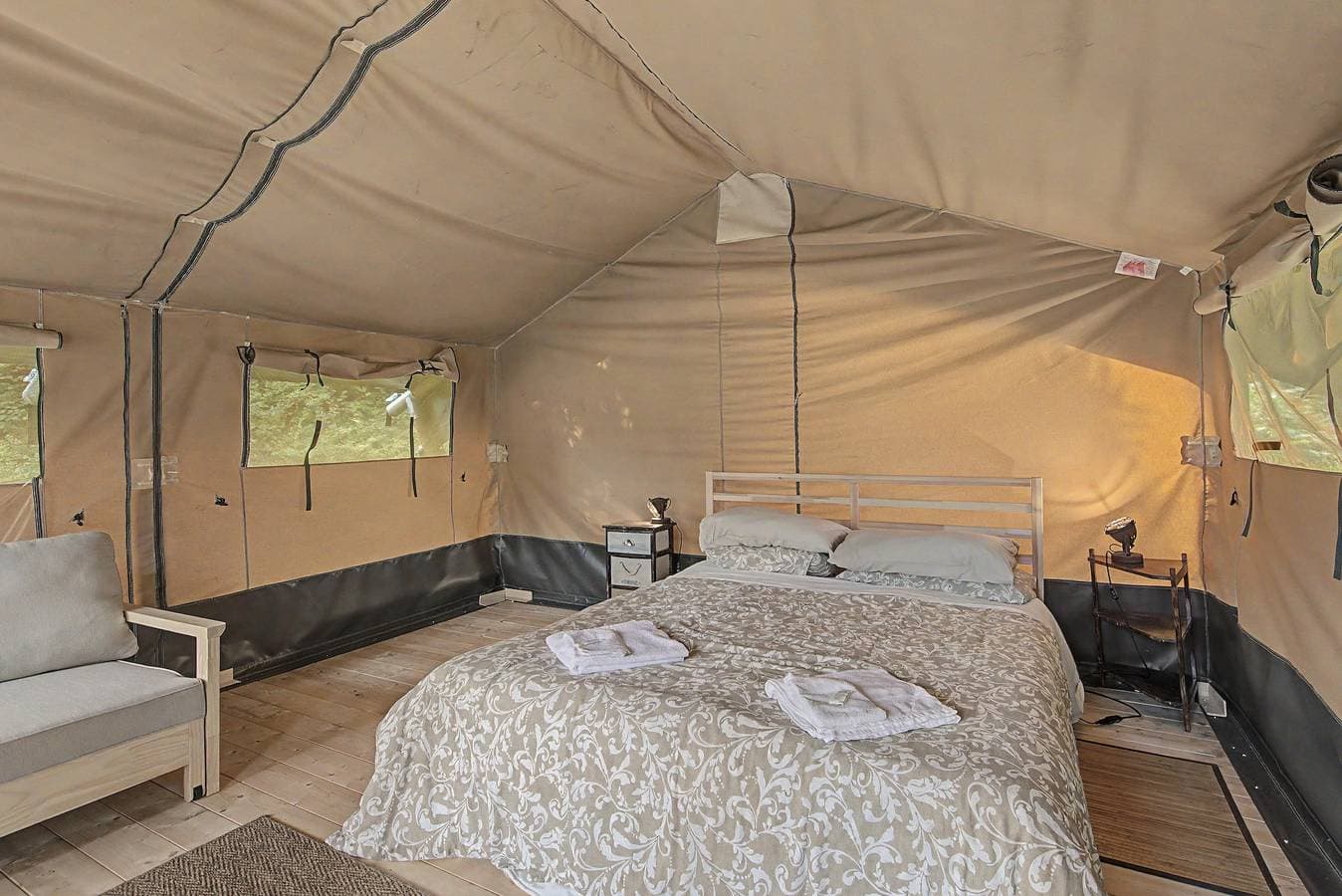 Foto 5 von 21: Glamping 'C Selva Tenda Castagno' mit Grill und Gemeinschaftspool