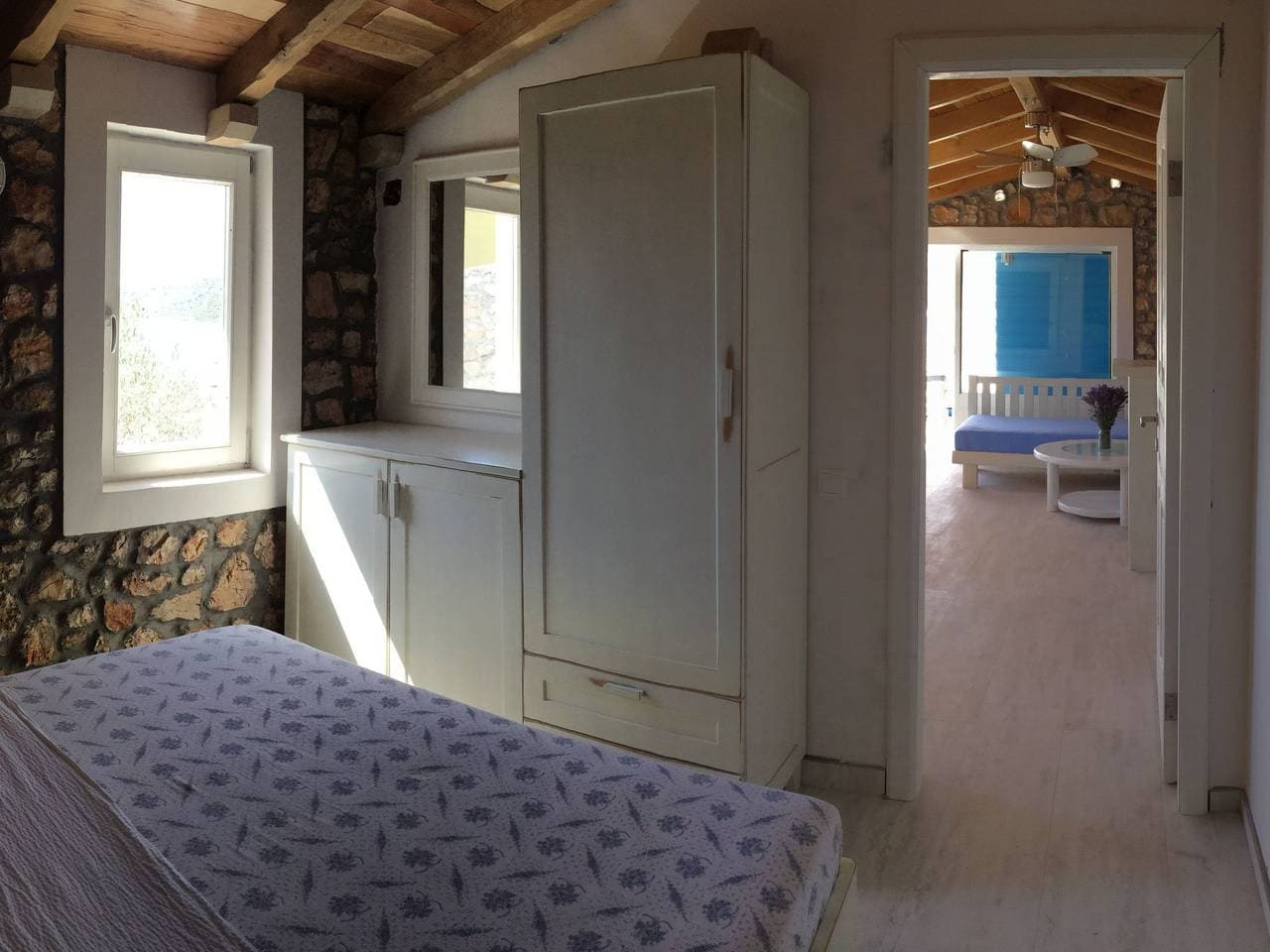 Foto 6 von 42: Kleines Steinhaus mit Blick auf das Wasser