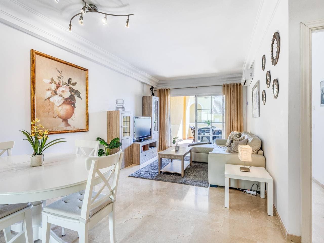 Foto 4 von 25: Helles Apartment mit Terrasse und Pools, nahe Estepona Hafen, 2 Schlafzimmer, 2 Bäder, WLAN
