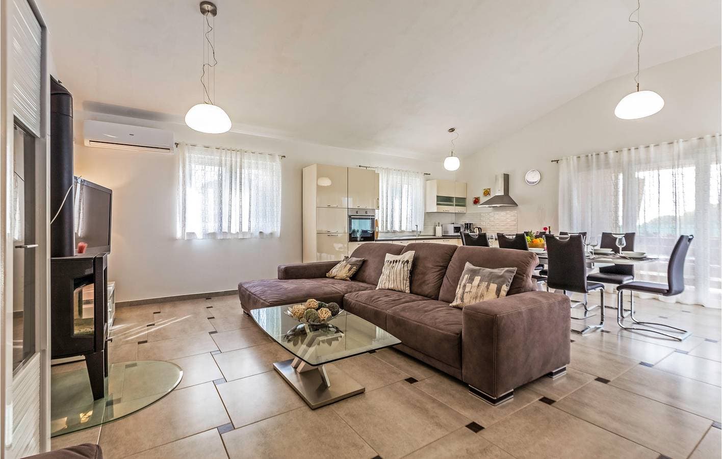 Foto 4 von 46: Geräumige 150 m² große Wohnung mit Pool, Terrasse und WLAN