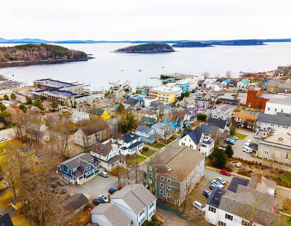 Foto 5 von 21: Renovated downtown Bar Harbor apartment, park and walk to shops and restaurants.