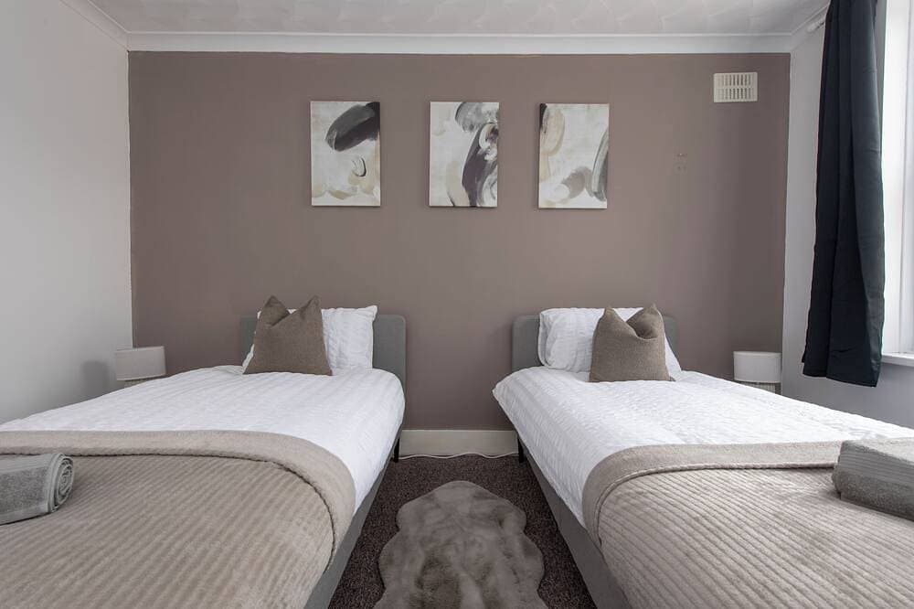 Foto 4 von 27: Modern 3-Bed | Sleeps 8 | Fast WiFi | Parking | Pool Table