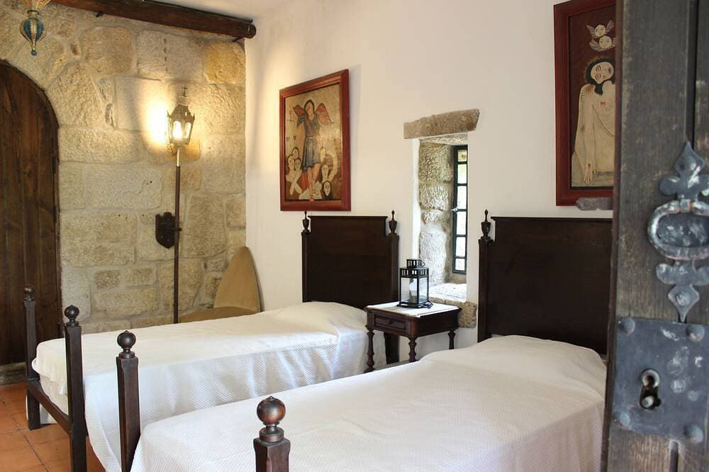 Foto 3 von 30: Quinta Paredes, Land of Paradise, immersed in nature, with its medieval tower.
