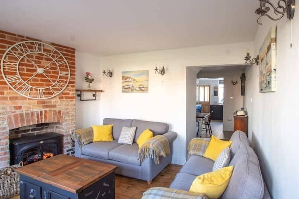 Town Centre Cottage with Garden & Parking Opposite 1