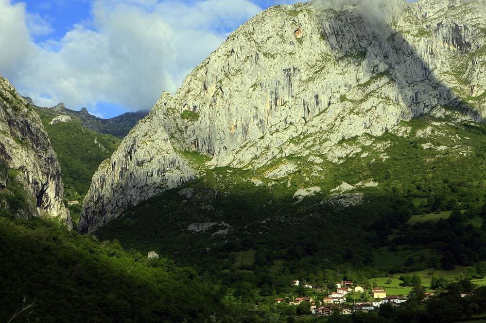 Unterkunft in den Bergen. Jacuzzi. Picos de Europa. Asturias. Cangas de Onis. 1