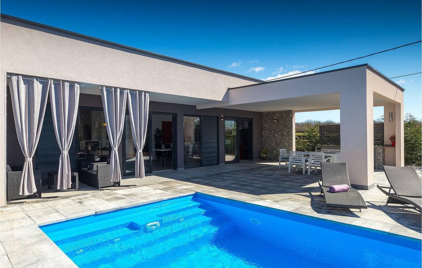 Geräumige 2-Zimmer-Wohnung mit Pool, Parkplatz und WLAN in der Nähe von Restaurants und dem Stadtzentrum 1