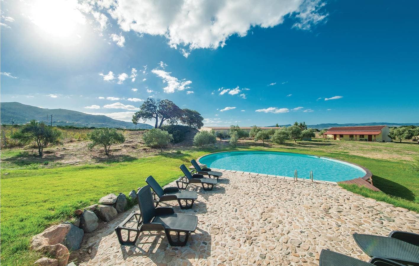 Foto 10 von 26: Li Junchi Apt: Parkplatz, Doppelbett, Kochnische, 1,5 km zum Strand.