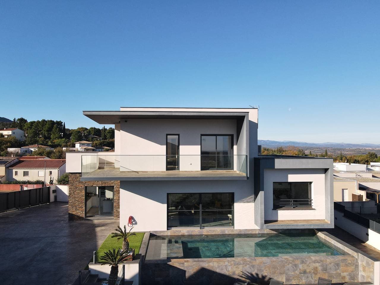 Zeitgenössische Villa mit privatem Infinity-Pool 1
