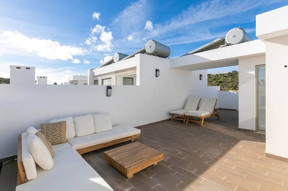 Foto 13 von 17: Burgau Luxury Beach Apt, private rooftop + jacuzzi overlooking beach