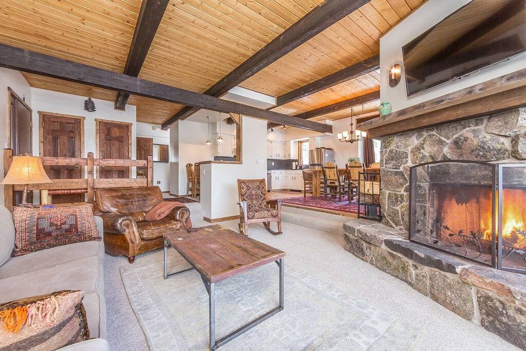 Foto 6 von 44: Neu Renoviert! Ski-in, Ski-out, 2 Schlafzimmer / 2 Bäder direkt an der Piste.