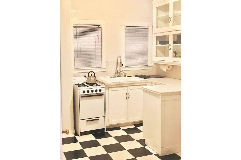 Foto 10 von 21: Modern Midtown Victorian Studio near Downtown!