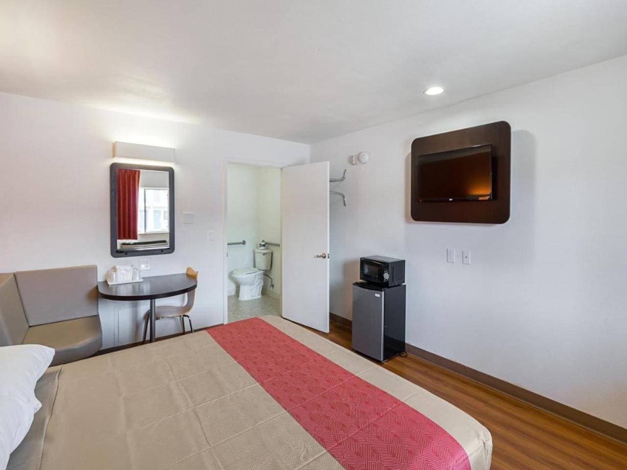 Foto 13 von 32: Helles Kingsize-Bett | Nsmk, Micfridge