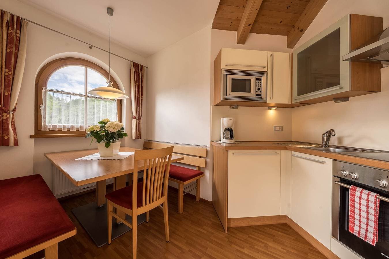 Foto 3 von 25: Ferienwohnung "Tischlerhof - Typ A" mit WLAN, Terrasse und Blick auf die Berge