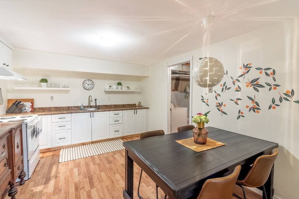 Foto 5 von 19: Quiet, large private backyard, fully equipped, dreamy beds!  Short or long term.