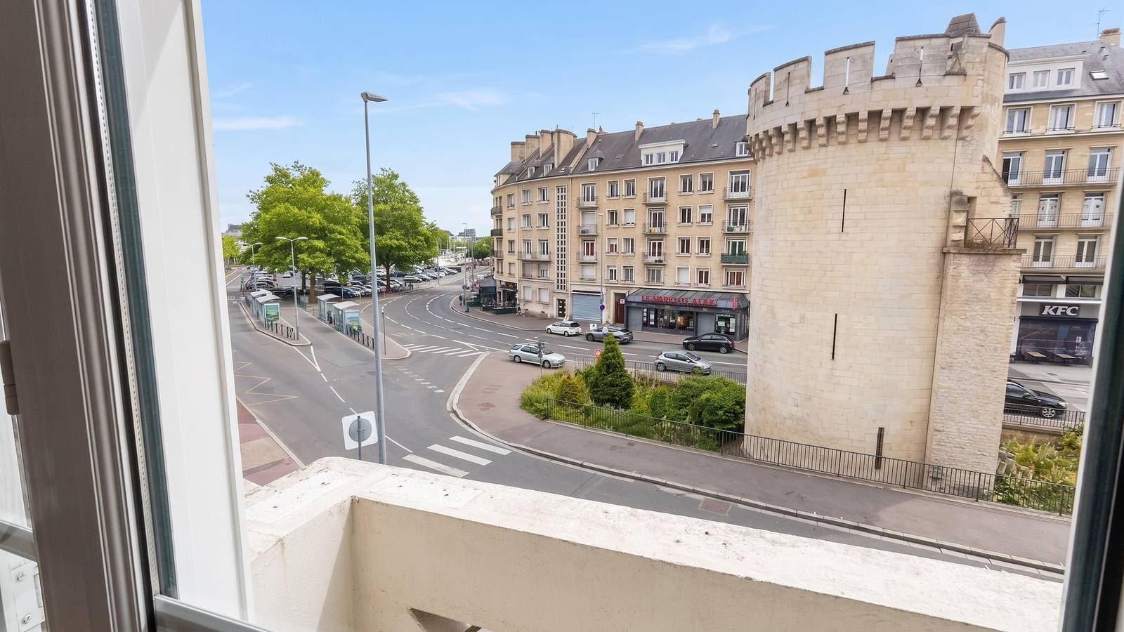 Foto 8 von 33: Geräumige Wohnung in Caen 65 m² mit Balkon mit Stadtblick