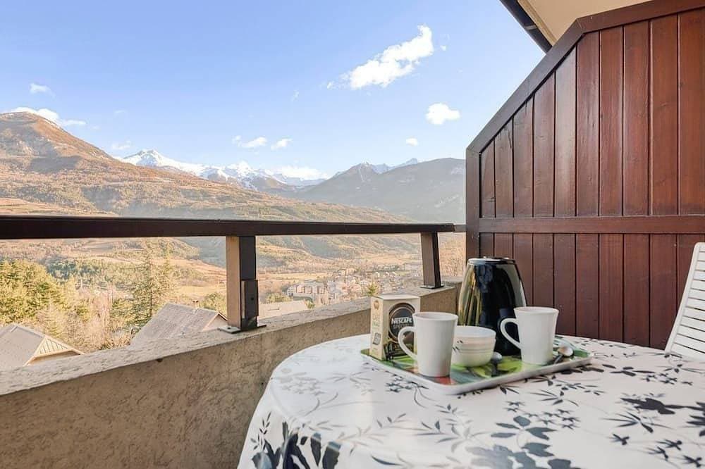 Mountain-view apartment sleeps 6 1