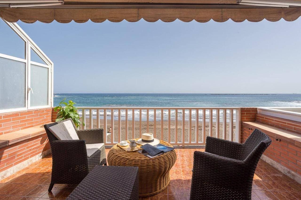 Apartment with Terrace on the Beachfront. 1