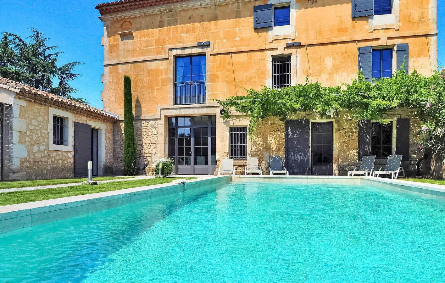 Chic Apartment with Pool, Parking & AC Near the goûthé de Maussane 1