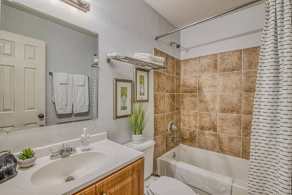 Foto 8 von 19: ✨ By Fort Bliss: 2 King Beds, Fast WIFI, Full Bath, Laundry