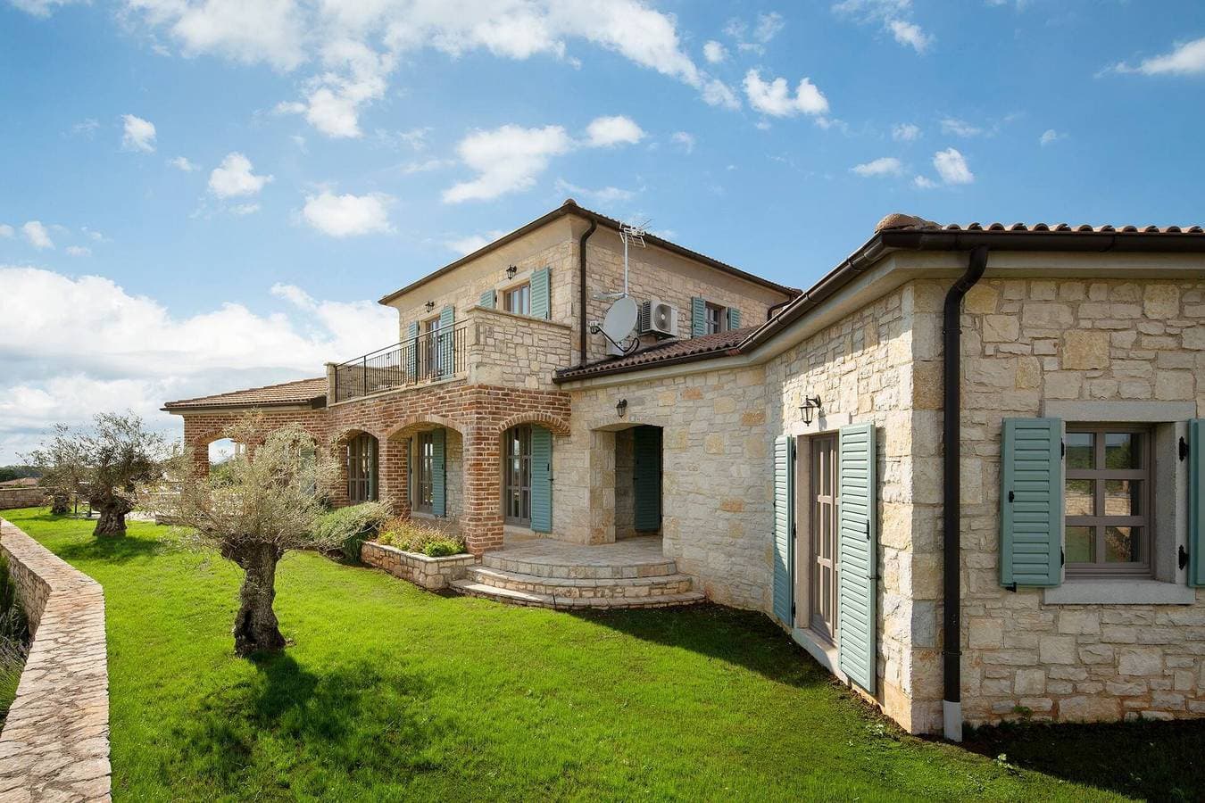 Foto 2 von 18: Rustikale Villa Reichardia mit Pool in Istrien, Panoramablick, haustierfreundlich, ruhige Lage, ideal für Familien, privater Parkplatz, Terrasse, gepflegter Garten