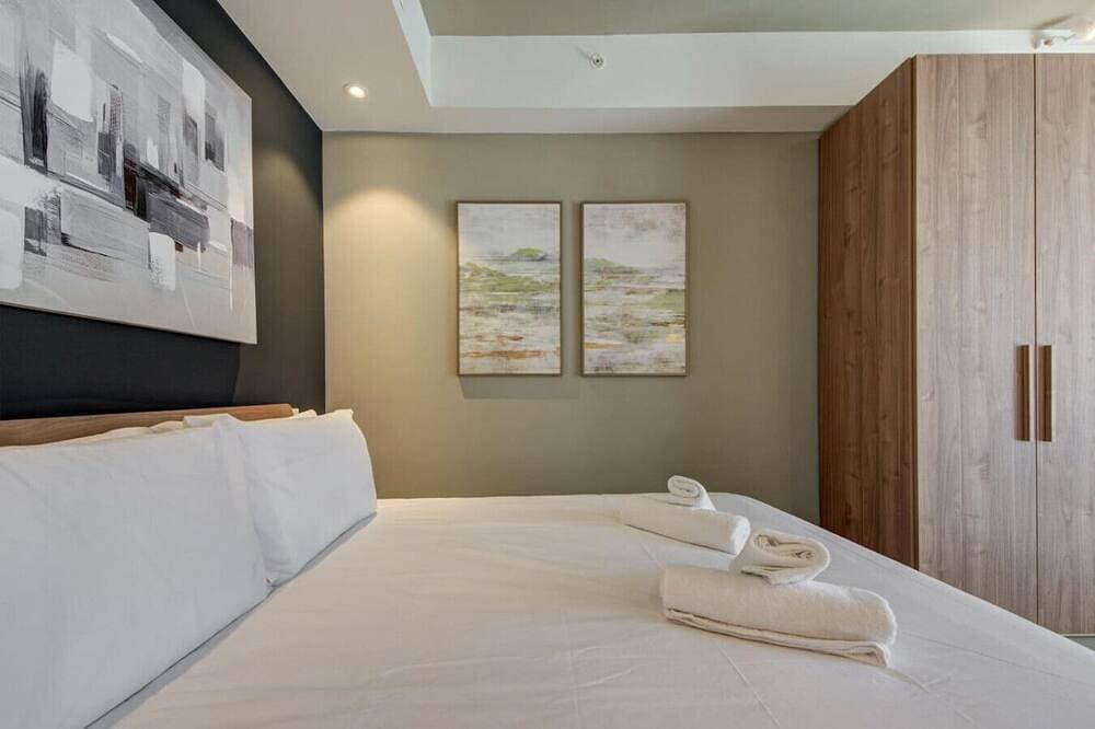 Foto 5 von 30: The Official Mercury Suite With Pool & Strong WIFI