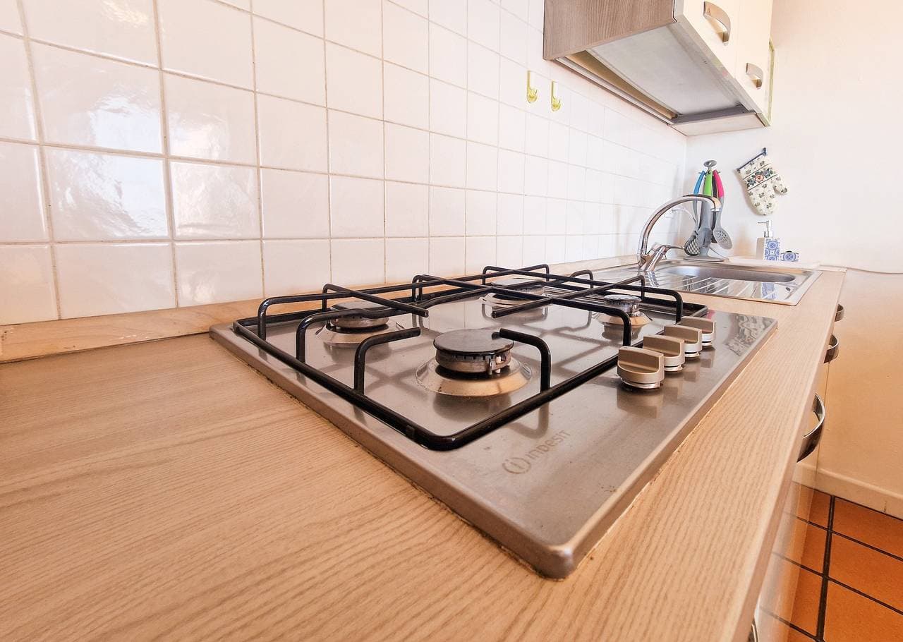 Foto 6 von 25: Ferienwohnung 'Trilocale Maestrale Beach' mit Meerblick, privater Terrasse & Klimaanlage