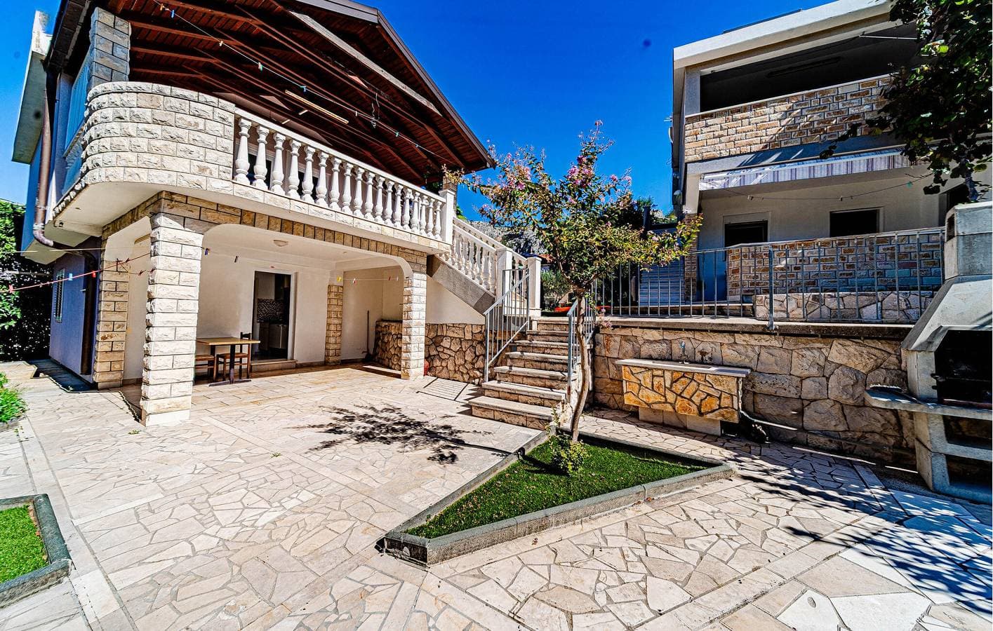 Gemütliche Ferienwohnung mit Terrasse, WLAN und Parkplatz in der Nähe des Strandes Tri Žala 1