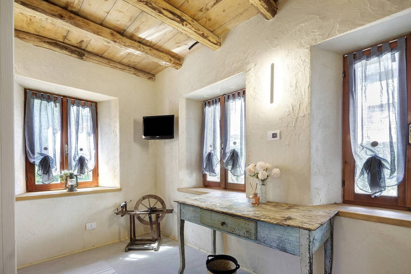 Foto 3 von 40: La Finestra sul Grappa – Zimmer „Monte Peurna“ mit Bergblick, Gemeinschaftsterrasse & WLAN