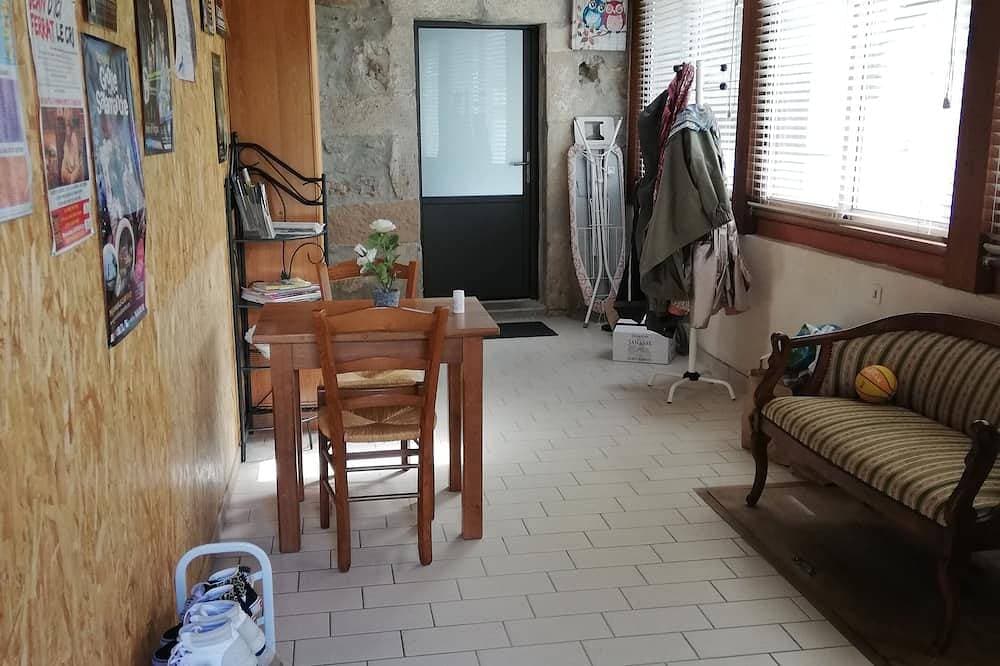 Foto 8 von 20: Large apartment 5 minutes' walk from Joyeuse, its shops and famous market.