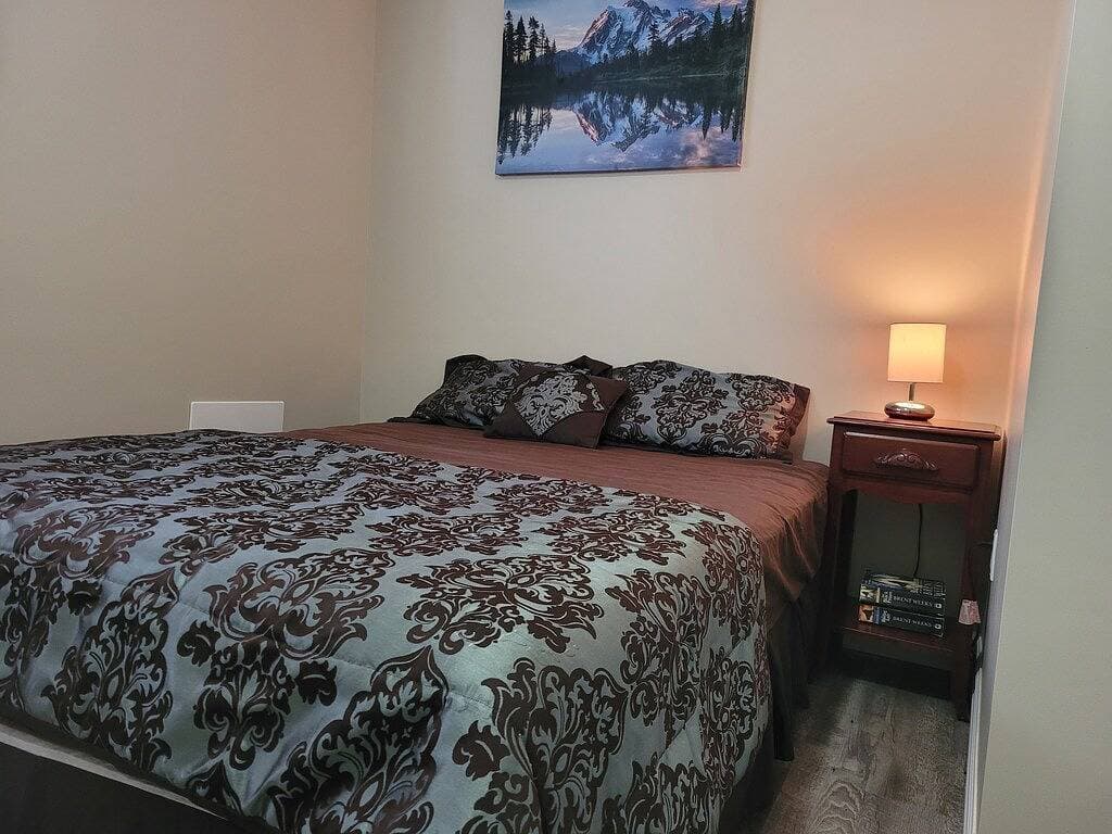 Foto 2 von 6: This beautiful comfy basement apartment 5 minutes from the park.
