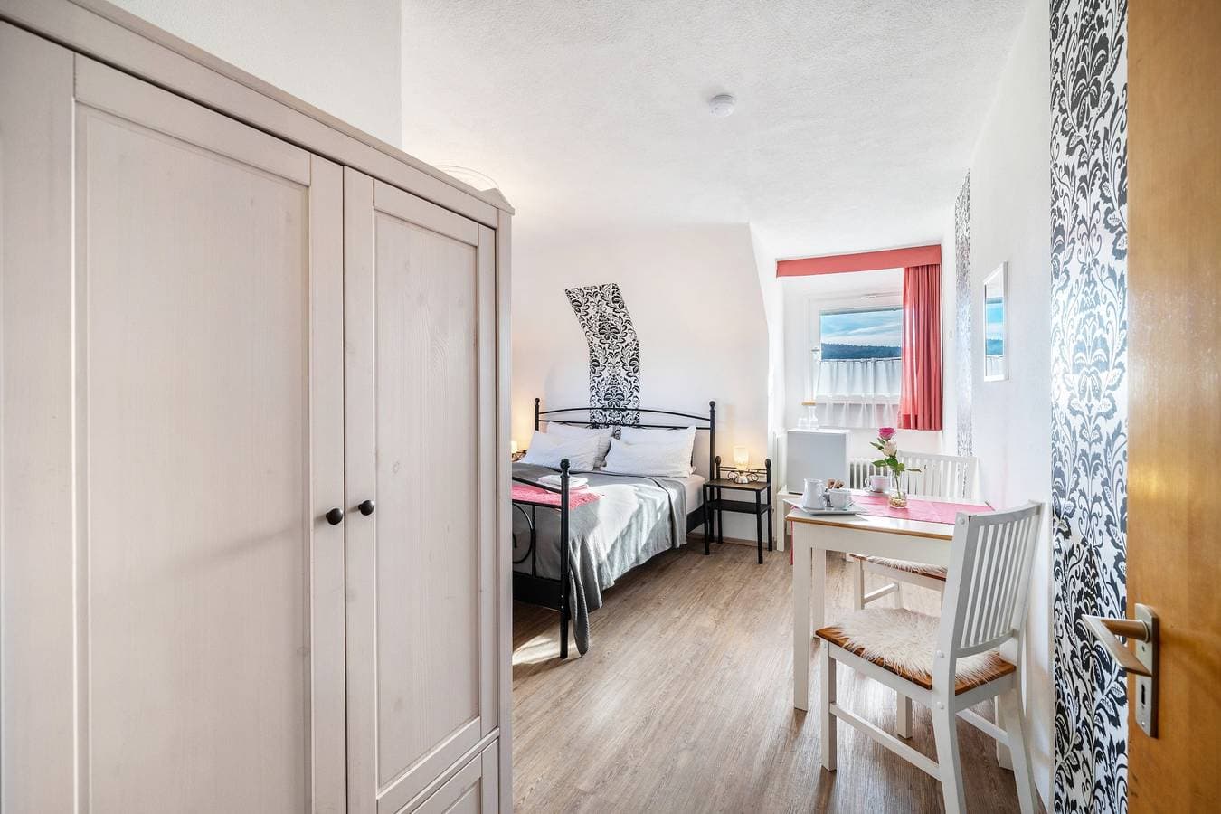 Foto 5 von 24: Café Pension Pfaus - 1 Ferienwohnung (4 pax), 3 Doppelzimmer und 1 Dreibettzimmer