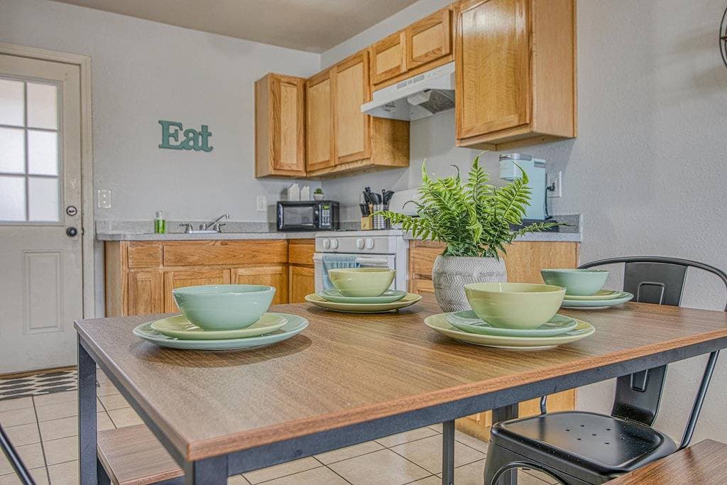 Foto 7 von 19: ✨ By Fort Bliss: 2 King Beds, Fast WIFI, Full Bath, Laundry