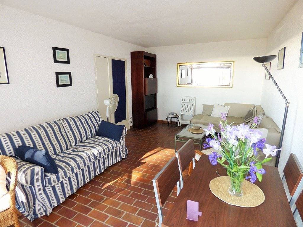 Foto 3 von 8: Große 30 m² große Terrasse mit Meerblick! Privater Parkplatz.