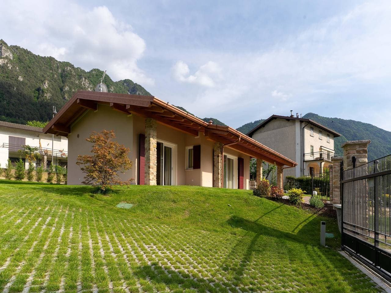 Foto 3 von 33: Villa am Idrosee mit Bergblick