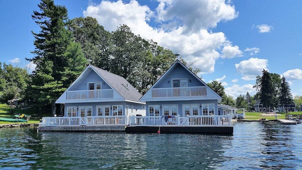 Foto 8 von 18: Leuchtturm-Häuschen - Dieses Häuschen schwimmt im Herzen der 1000 Inseln