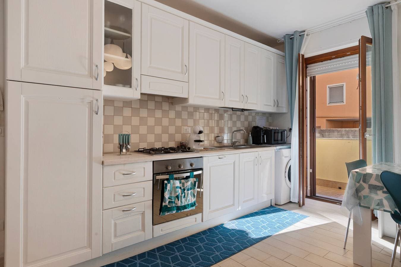 Foto 3 von 28: Ferienwohnung für 6 Personen nahe dem Meer mit Balkon, WLAN und Klimaanlage