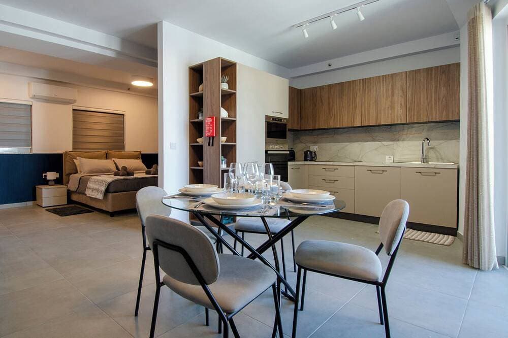 Foto 9 von 17: Luxury High-Floor Studio Escape with Balcony