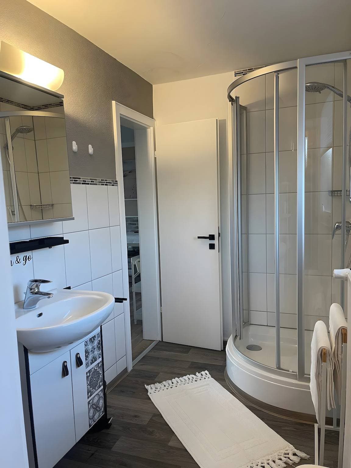 Foto 10 von 45: Premium Ferienwohnung 'Seezauber Direkt Am Wasser' mit Seeblick, privater Terrasse und WLAN