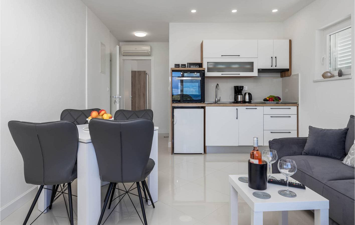 Foto 10 von 31: Gemütliche Ferienwohnung mit Meerblick und Terrasse, in der Nähe von Skipper Pizza