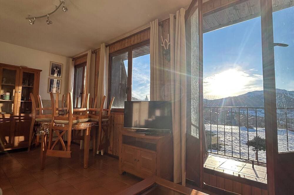 Foto 7 von 21: Cozy Apartment with Mountain View, Balcony & Free Parking