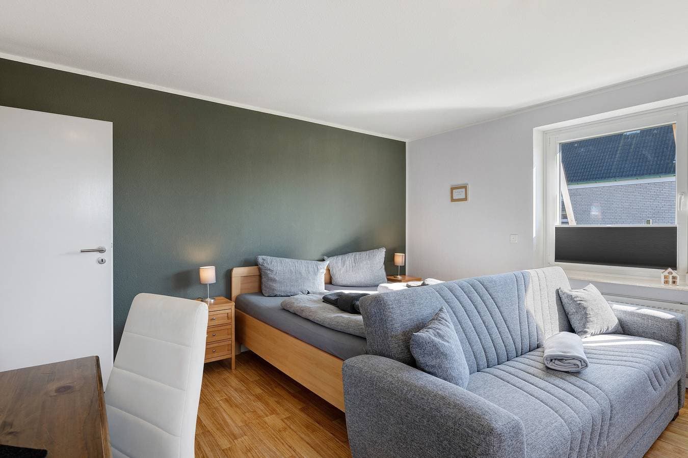 Foto 4 von 31: Apartment Ferienwohnung Friesenkoje direkte Wasserlage am Yachthafen  und WLAN