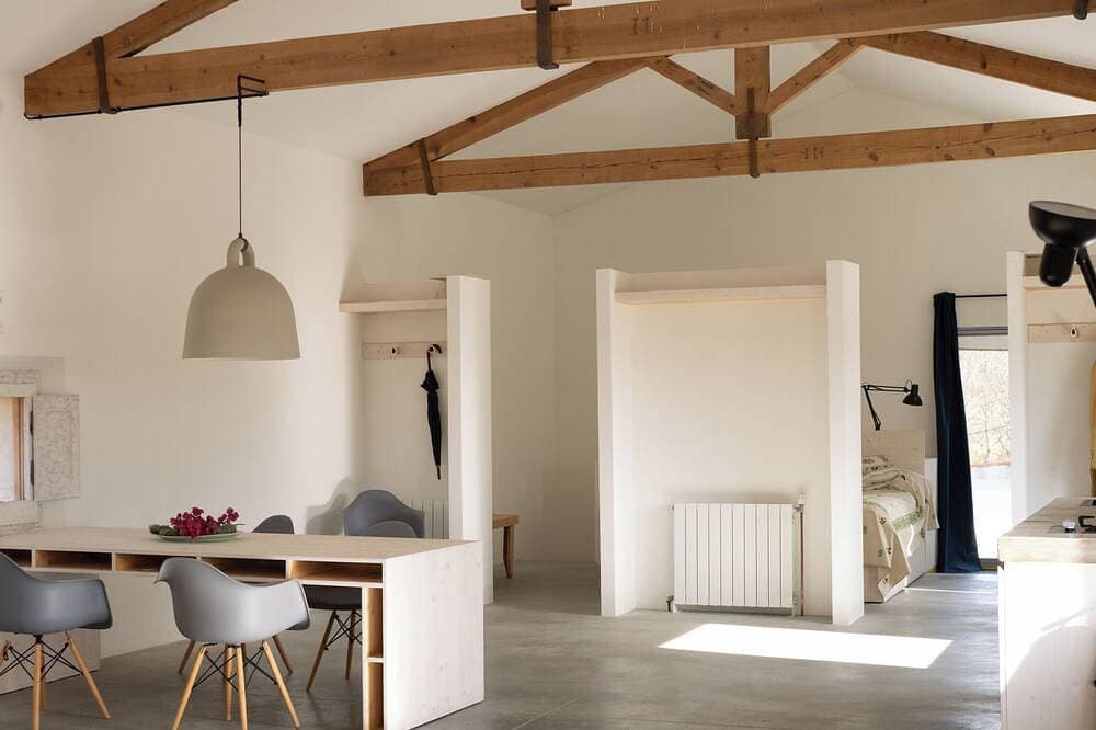 Foto 2 von 10: Charming Design Loft in renovated catalan farmhouse, Cantallops