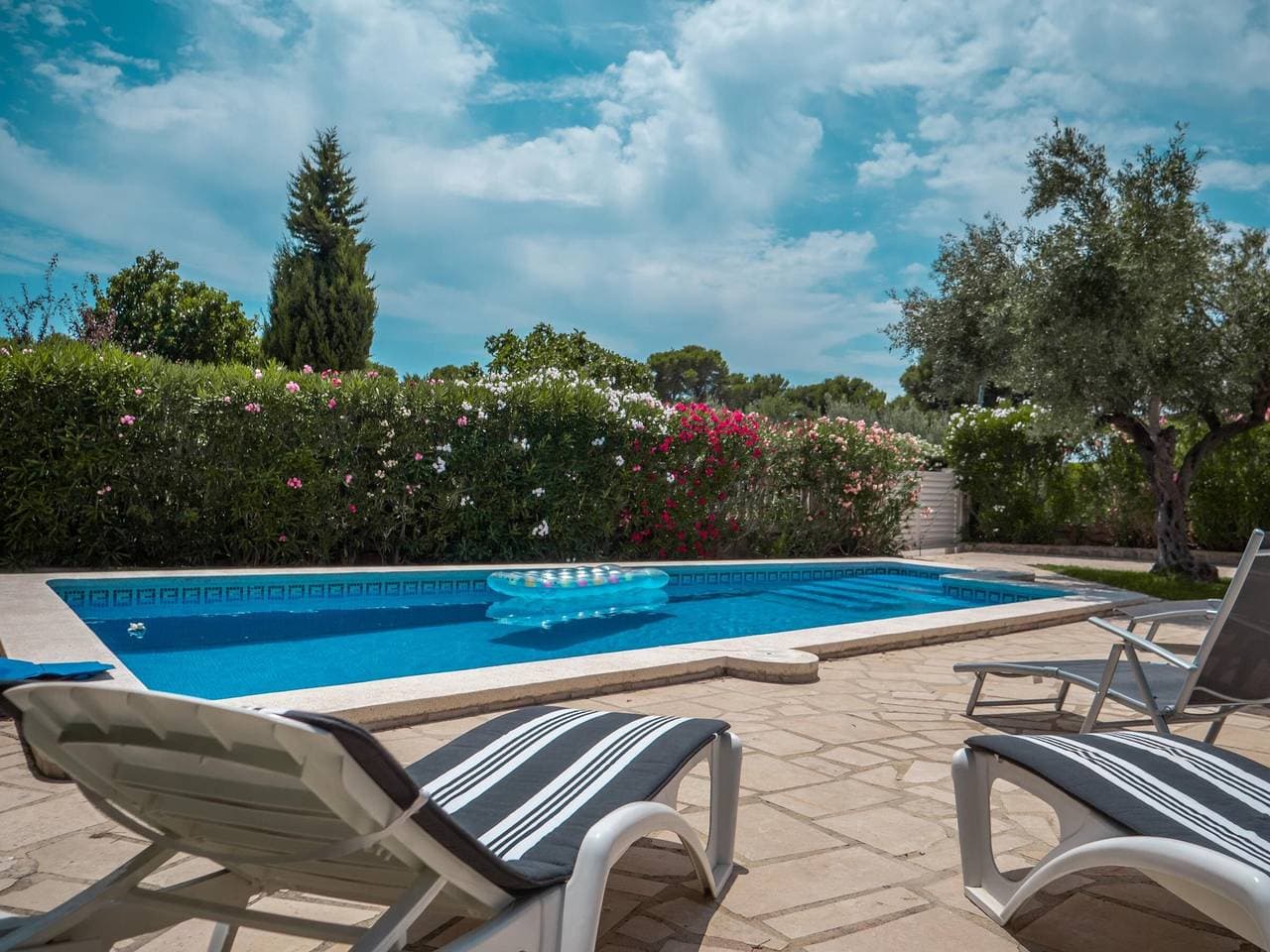 Einstöckige Villa mit privatem Garten in Spanien 1