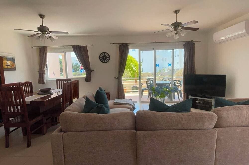 Foto 11 von 30: Erdgeschosswohnung mit Pool, A / C, TV, Dvd, WIFI, Patio und privatem Parkplatz