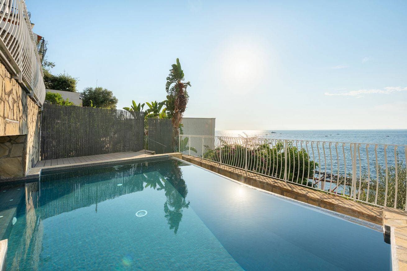 Foto 2 von 62: Villa Stunning view on the sea of Naples with private pool and beach access