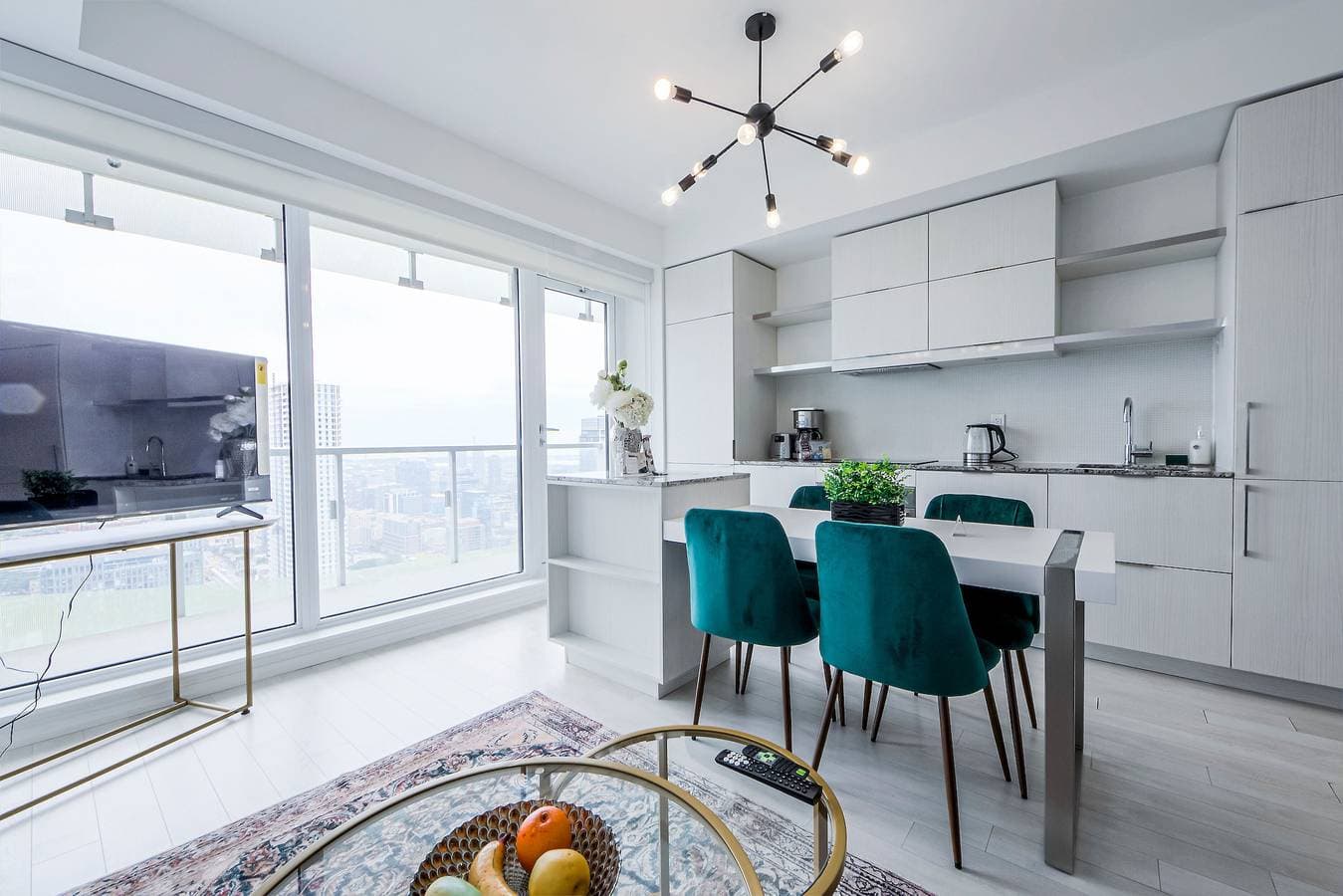 Suite für 4 Personen in der Nähe des Downtown Toronto General Hospital, Parkplatz verfügbar, Balkon 1