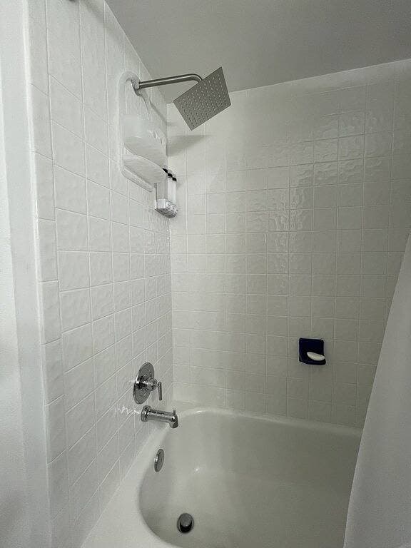 Foto 10 von 16: Modern Resort-Style Stay